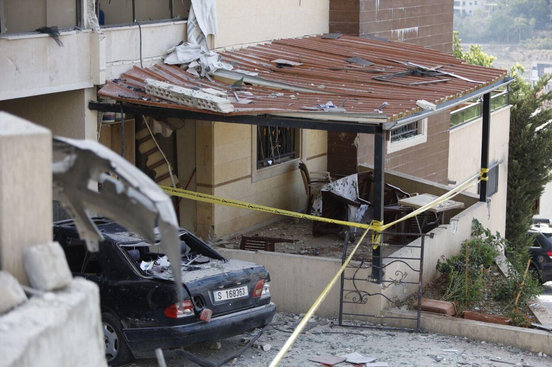  عدسة سبوتنيك تعاين مكان الغارة الإسرائيلية التي استهدفت الطابق الأول من مبنى سكني مؤلف من 5 طوابق في حي كسار زعتر المكتظ بالسكان في لبنان - سبوتنيك عربي, 1920, 16.09.2025