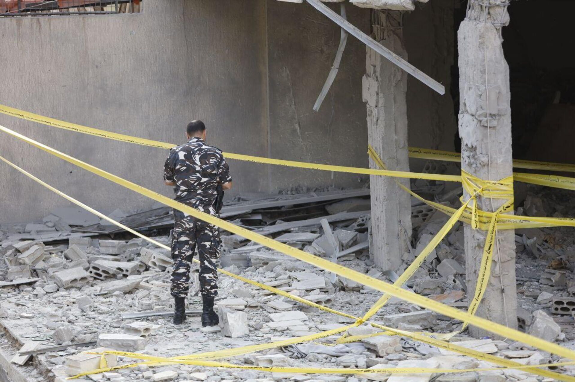  عدسة سبوتنيك تعاين مكان الغارة الإسرائيلية التي استهدفت الطابق الأول من مبنى سكني مؤلف من 5 طوابق في حي كسار زعتر المكتظ بالسكان في لبنان - سبوتنيك عربي, 1920, 16.09.2025