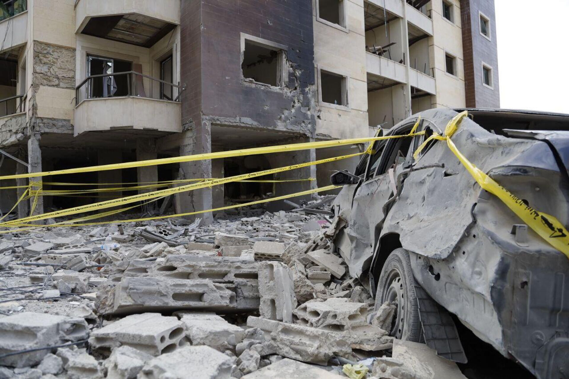  عدسة سبوتنيك تعاين مكان الغارة الإسرائيلية التي استهدفت الطابق الأول من مبنى سكني مؤلف من 5 طوابق في حي كسار زعتر المكتظ بالسكان في لبنان - سبوتنيك عربي, 1920, 16.09.2025