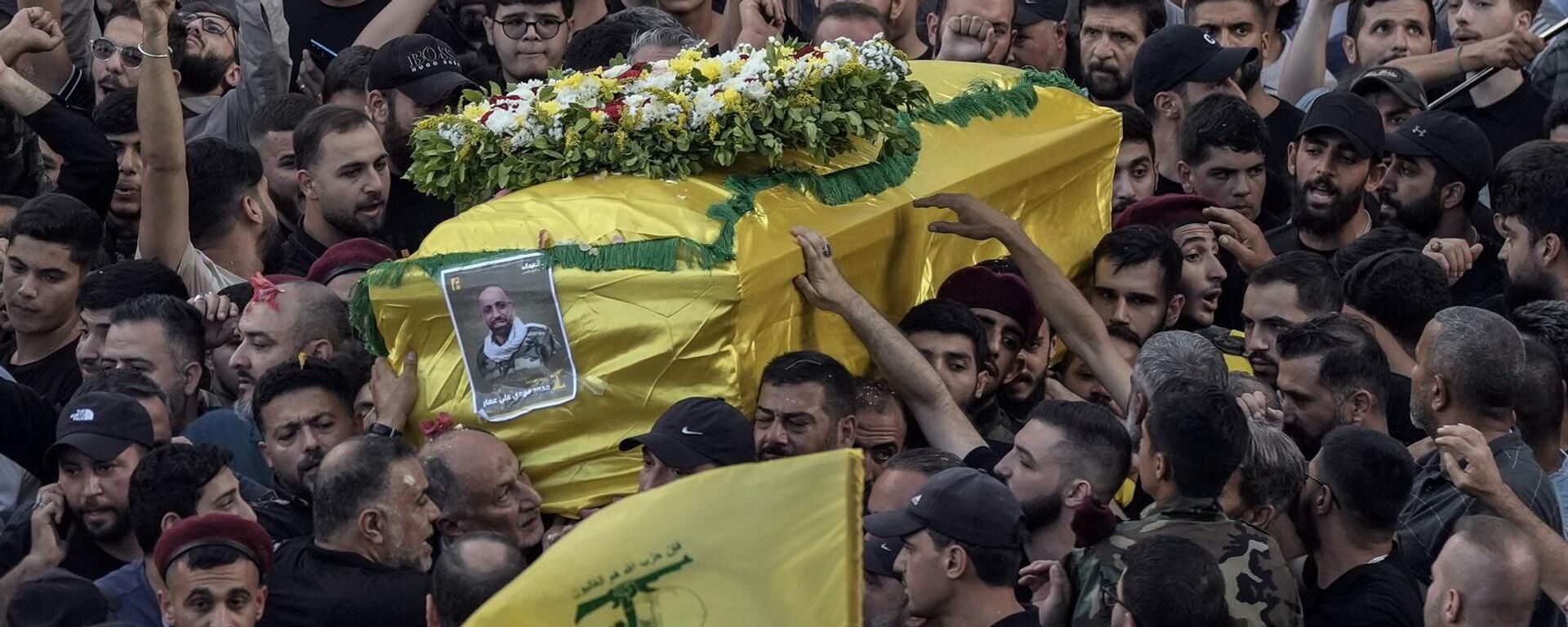 يحمل المشيعون نعش، محمد مهدي، نجل عضو البرلمان عن حزب الله اللبناني، علي عمار، الذي قُتل يوم بعد انفجار جهاز البيجر الخاص به، في الضاحية الجنوبية لبيروت، لبنان، 18 سبتمبر/ أيلول 2024 - سبوتنيك عربي, 1920, 17.09.2025