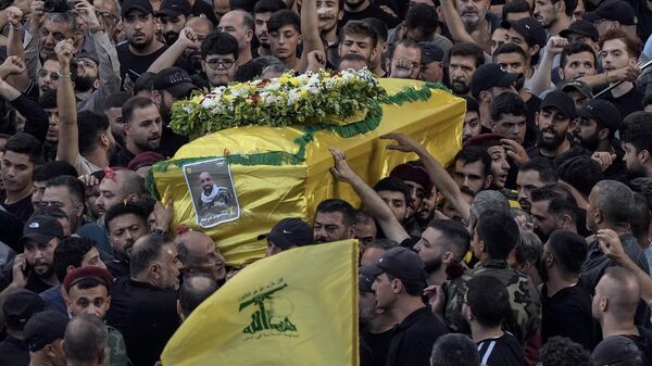 يحمل المشيعون نعش، محمد مهدي، نجل عضو البرلمان عن حزب الله اللبناني، علي عمار، الذي قُتل يوم بعد انفجار جهاز البيجر الخاص به، في الضاحية الجنوبية لبيروت، لبنان، 18 سبتمبر/ أيلول 2024 - سبوتنيك عربي