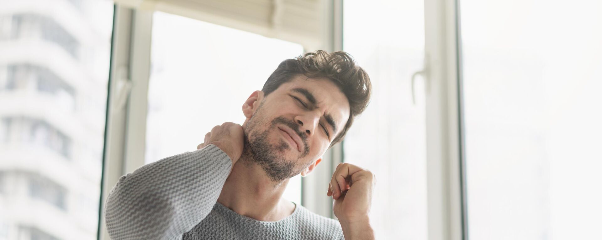 شاب يعاني من ألم في الرقبة في الصباح. - سبوتنيك عربي, 1920, 17.09.2025