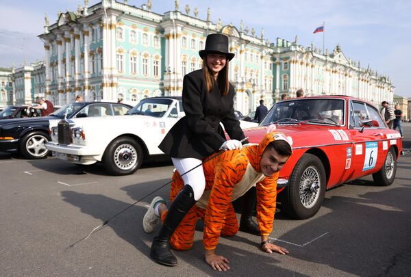 مشاركون في معرض السيارات الكلاسيكية "بطرسبورغ - لادا كلاسيك تور" في ساحة القصر في مدينة سان بطرسبورغ، روسيا. - سبوتنيك عربي