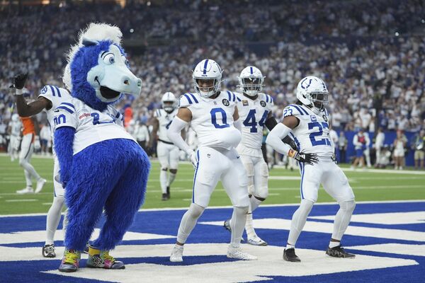 لاعبو فريق إنديانابوليس كولتس يحتفلون خلال مباراة كرة قدم أمريكية جمعتهم مع فريق دنفر برونكوز، الولايات المتحدة. - سبوتنيك عربي