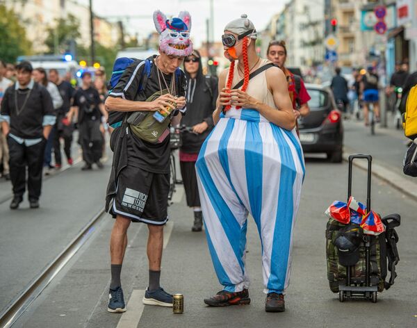 متظاهرون في عرض "من يملك المدينة" احتجاجًا على تراجع الثقافة في برلين، ألمانيا. - سبوتنيك عربي