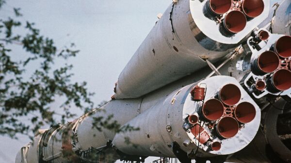 نقل المركبة الفضائية سويوز-19 إلى منصة الإطلاق في مطار بايكونور الفضائي - سبوتنيك عربي