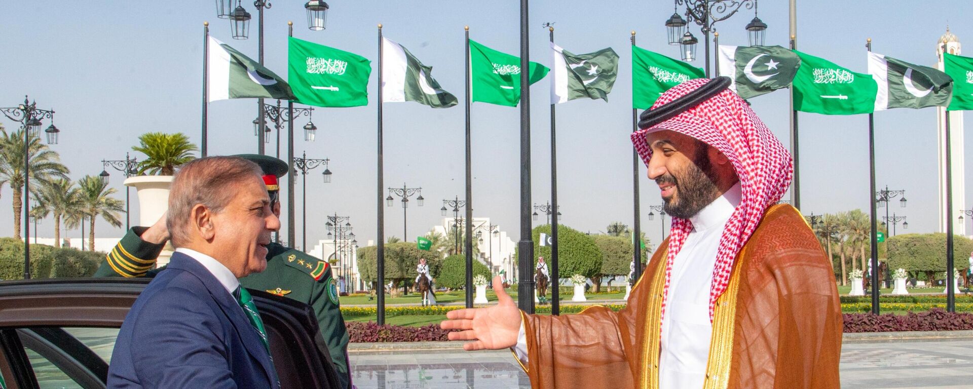 ولي العهد السعودي الأمير محمد بن سلمان ورئيس وزراء باكستان محمد شهباز شريف - سبوتنيك عربي, 1920, 18.09.2025