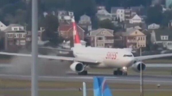 لحظة اشتعال محرك طائرة سويسرية أثناء الإقلاع - سبوتنيك عربي