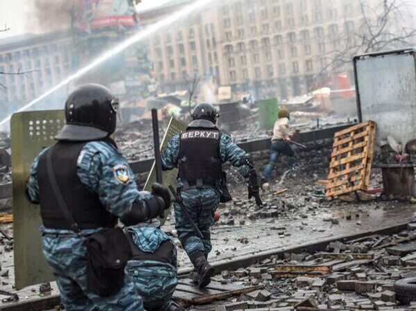 يظهر رجال الشرطة في ساحة ميدان نيزاليجنوستي في كييف، حيث بدأت الاشتباكات بين المتظاهرين والشرطة. 19 فبراير 2014 يظهر رجال الشرطة في ساحة ميدان نيزاليجنوستي في كييف، حيث بدأت الاشتباكات بين المتظاهرين والشرطة. 19 فبراير 2014 - سبوتنيك عربي