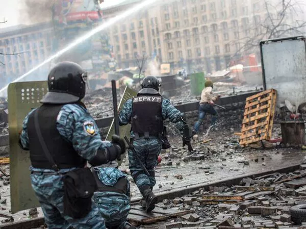 يظهر رجال الشرطة في ساحة ميدان نيزاليجنوستي في كييف، حيث بدأت الاشتباكات بين المتظاهرين والشرطة. 19 فبراير 2014 يظهر رجال الشرطة في ساحة ميدان نيزاليجنوستي في كييف، حيث بدأت الاشتباكات بين المتظاهرين والشرطة. 19 فبراير 2014 - سبوتنيك عربي