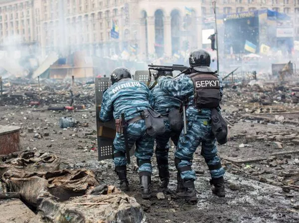 يظهر رجال الشرطة في ساحة ميدان نيزاليجنوستي في كييف، حيث بدأت الاشتباكات بين المتظاهرين والشرطة. 19 فبراير 2014 يظهر رجال الشرطة في ساحة ميدان نيزاليجنوستي في كييف، حيث بدأت الاشتباكات بين المتظاهرين والشرطة. 19 فبراير 2014 - سبوتنيك عربي