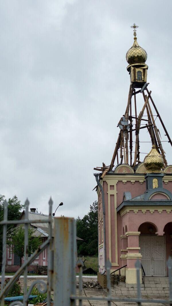 كنيسة في مدينة كراسنودون دمرت بعد غارة جوية. 7 يوليو 2014 كنيسة في مدينة كراسنودون دمرت بعد غارة جوية. 7 يوليو 2014 - سبوتنيك عربي