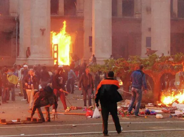 حريق في مبنى نقابة العمال في أوديسا (المدخل المركزي مشتعل) حريق في مبنى نقابة العمال في أوديسا (المدخل المركزي مشتعل) - سبوتنيك عربي