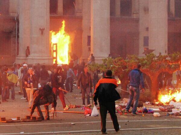 حريق في مبنى نقابة العمال في أوديسا (المدخل المركزي مشتعل) حريق في مبنى نقابة العمال في أوديسا (المدخل المركزي مشتعل) - سبوتنيك عربي