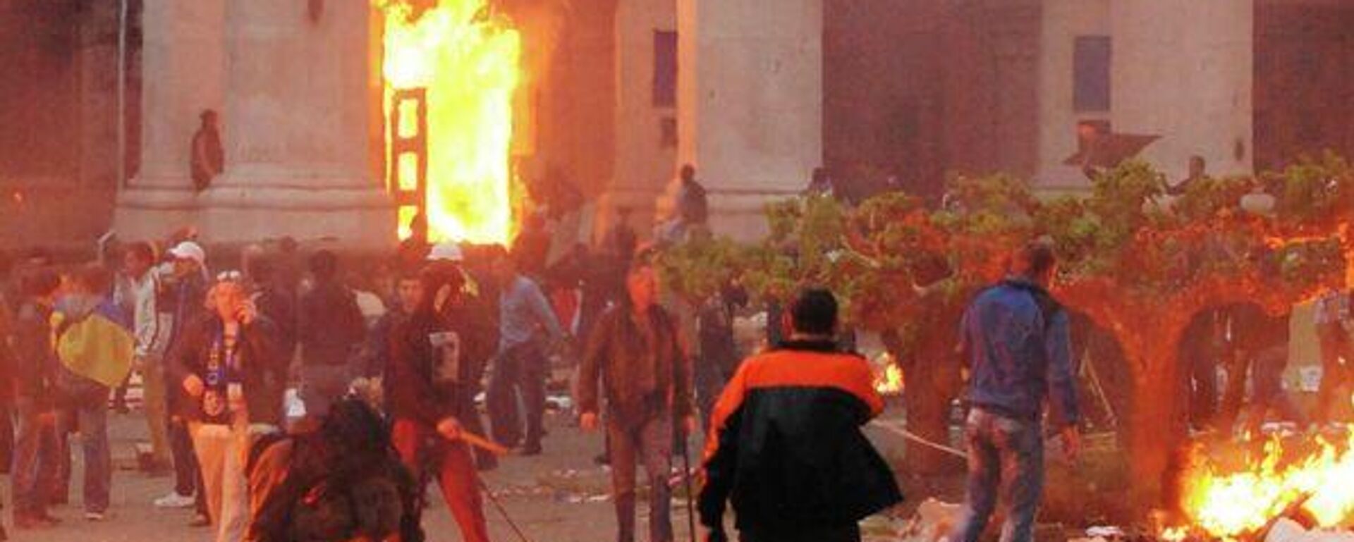 حريق في مبنى النقابات العمالية في أوديسا (المدخل المركزي مشتعل) - سبوتنيك عربي, 1920, 21.02.2026