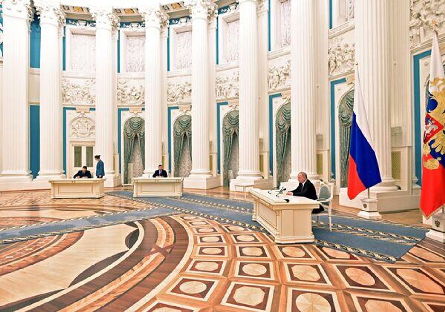 الرئيس فلاديمير بوتن يعترف باستقلال جمهوريتي دونيتسك ولوغانسك الشعبيتين، في 21 فبراير 2022. الرئيس فلاديمير بوتن يعترف باستقلال جمهوريتي دونيتسك ولوغانسك الشعبيتين، في 21 فبراير 2022. - سبوتنيك عربي