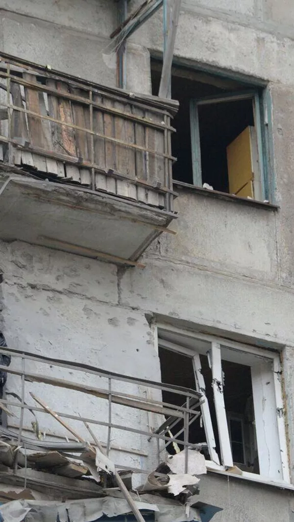 امرأة على شرفة منزل قصفه الجيش الأوكراني. امرأة على شرفة منزل قصفه الجيش الأوكراني. - سبوتنيك عربي