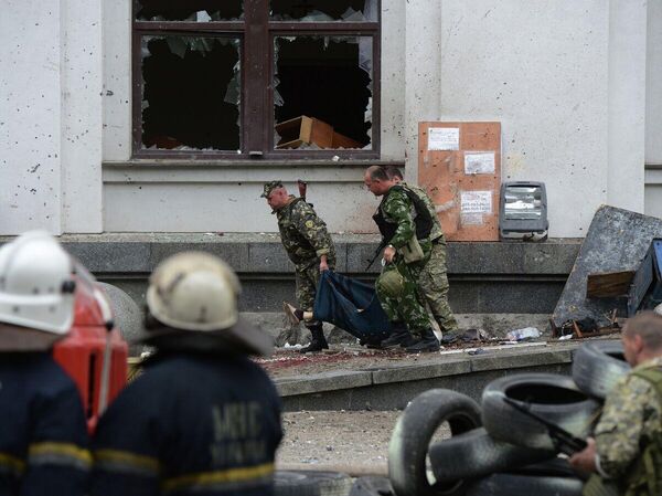 يحمل أفراد من القوات المسحلة الشعبية أحد ضحايا غارة جوية شنتها القوات الجوية الأوكرانية على مبنى الإدارة الإقليمية في لوغانسك.02.06.2014 يحمل أفراد من القوات المسحلة الشعبية أحد ضحايا غارة جوية شنتها القوات الجوية الأوكرانية على مبنى الإدارة الإقليمية في لوغانسك.02.06.2014 - سبوتنيك عربي