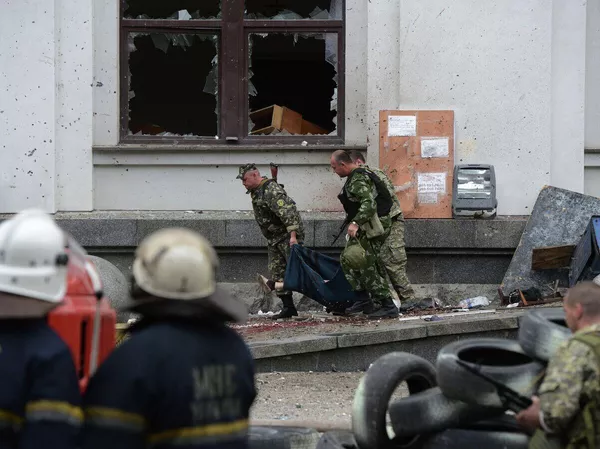 يحمل أفراد من القوات المسحلة الشعبية أحد ضحايا غارة جوية شنتها القوات الجوية الأوكرانية على مبنى الإدارة الإقليمية في لوغانسك.02.06.2014 يحمل أفراد من القوات المسحلة الشعبية أحد ضحايا غارة جوية شنتها القوات الجوية الأوكرانية على مبنى الإدارة الإقليمية في لوغانسك.02.06.2014 - سبوتنيك عربي