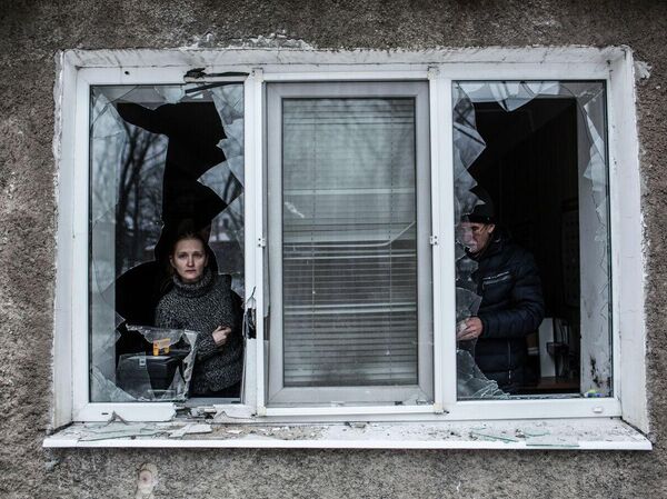 امرأة تنظر من خلال نافذة مكسورة في شقتها بعد قصفها بالمدفعية الأوكرانية في منطقة فوروشيلوفسكي وسط دونيتسك، أوكرانيا. امرأة تنظر من خلال نافذة مكسورة في شقتها بعد قصفها بالمدفعية الأوكرانية في منطقة فوروشيلوفسكي وسط دونيتسك، أوكرانيا. - سبوتنيك عربي