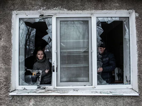 امرأة تنظر من خلال نافذة مكسورة في شقتها بعد قصفها بالمدفعية الأوكرانية في منطقة فوروشيلوفسكي وسط دونيتسك، أوكرانيا. امرأة تنظر من خلال نافذة مكسورة في شقتها بعد قصفها بالمدفعية الأوكرانية في منطقة فوروشيلوفسكي وسط دونيتسك، أوكرانيا. - سبوتنيك عربي