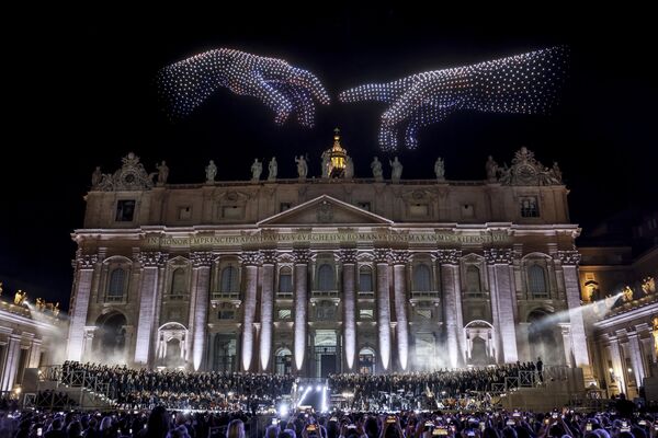 طائرات دون طيار تشكّل لوحة فنية في السماء، وتحلّق فوق ساحة القديس بطرس خلال حفل "غريس فور ورلد"، في الفاتيكان. - سبوتنيك عربي