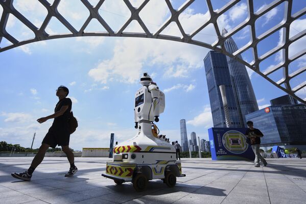 روبوت شرطة مزود بكاميرات مراقبة في ساحة مركز "شينزين باي" الرياضي خلال مباراة ربع نهائي كأس "بيلي جين كينغ" للتنس، في مقاطعة قوانغدونغ، الصين. - سبوتنيك عربي