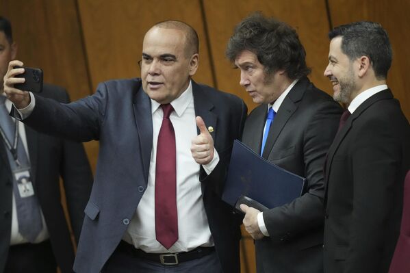 الرئيس الأرجنتيني خافيير ميلي يرفع إبهامه لالتقاط الصور مع رئيس الكونغرس الباراغواياني باسيليو نونيز، ونائب الرئيس راؤول لاتوري، خلال جلسة خاصة في الكونغرس في أسونسيون، الباراغواي. - سبوتنيك عربي