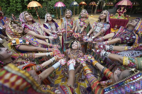 هنود يرتدون ملابس تقليدية ويؤدون رقصة "غاربا"، وهي رقصة تقليدية خلال بروفة قبل مهرجان "نافراتري" في أحمد آباد، الهند. - سبوتنيك عربي