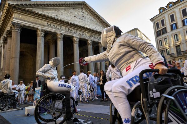 فعالية مبارزة السيوف للرياضيين ذوي الإعاقة ضد الرياضيين الأصحاء في روما، إيطاليا. - سبوتنيك عربي