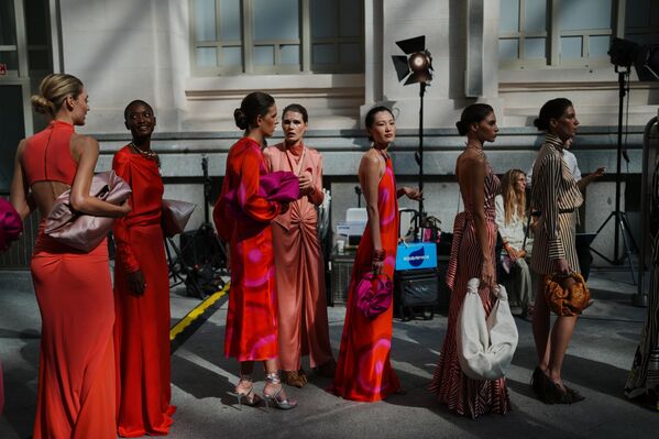 عارضات أزياء يرتدين تصميمات "سيلفيا تشيراسي" خلف الكواليس قبل العرض في أسبوع الموضة في مدريد، إسبانيا. - سبوتنيك عربي