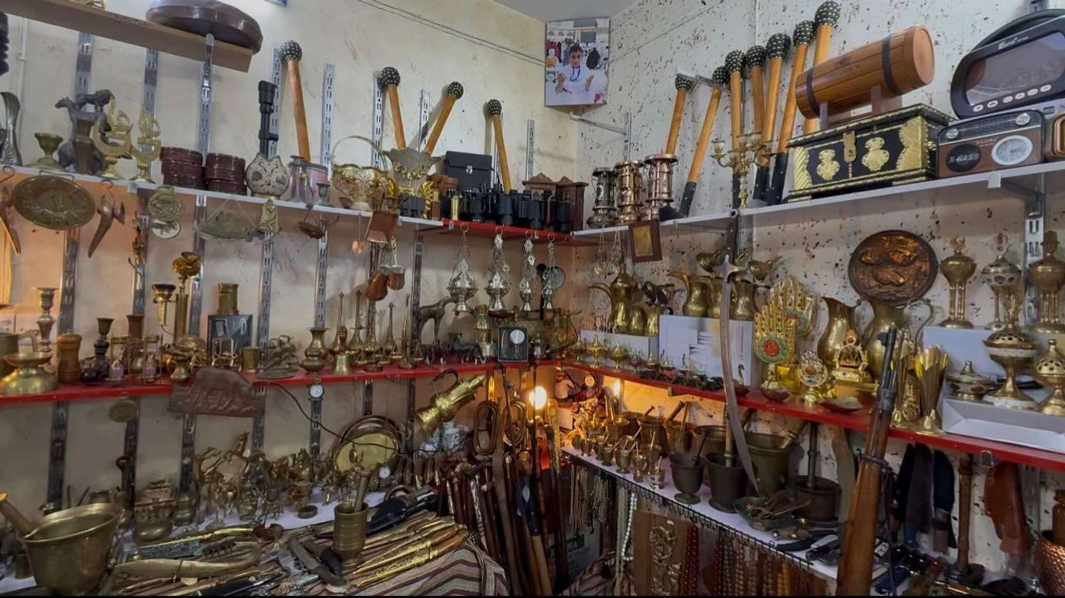 تاجر عراقي يحول شغفه بالتراث إلى رسالة تحفظ "ذاكرة الأجداد"
