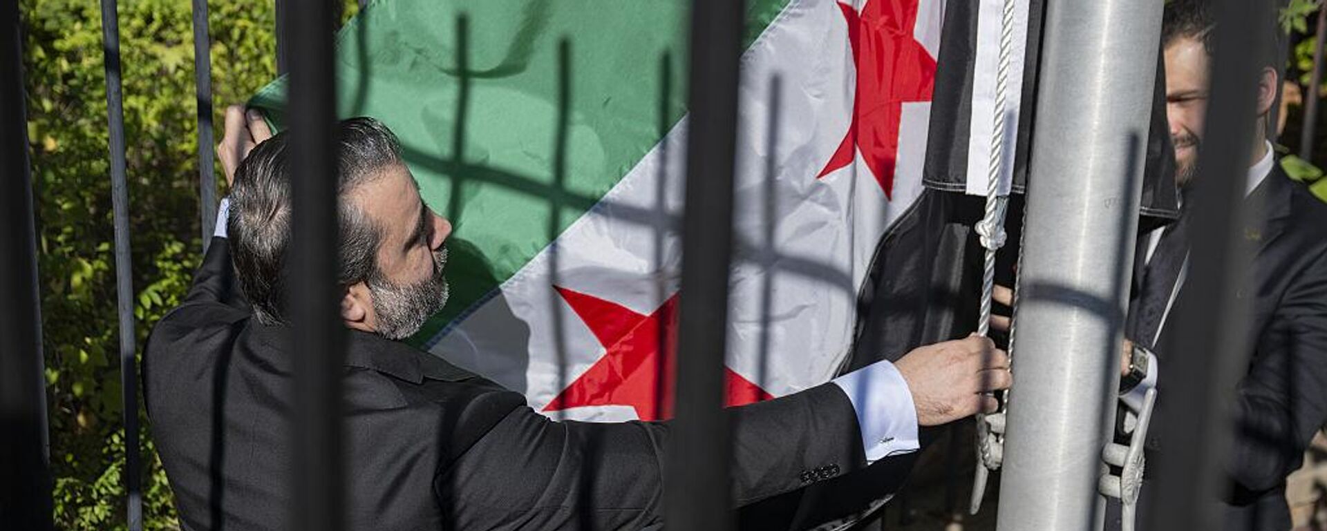 وزير الخارجية السوري أسعد الشيباني يرفع علم بلاده على السفارة السورية في واشنطن - سبوتنيك عربي, 1920, 20.09.2025