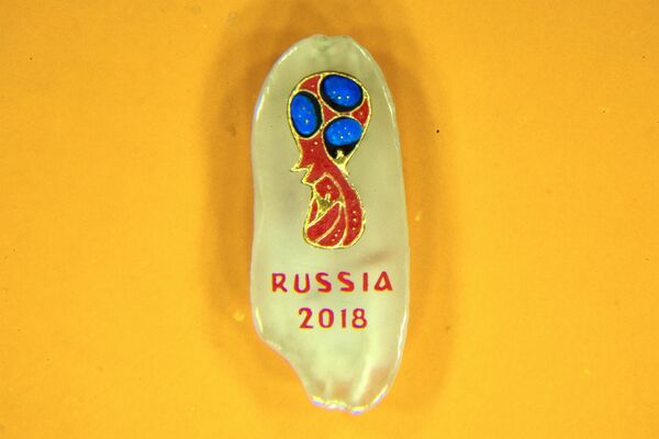 شعار كأس العالم لكرة القدم 2018 موضح على مقطع عرضي لحبة أرز. - سبوتنيك عربي