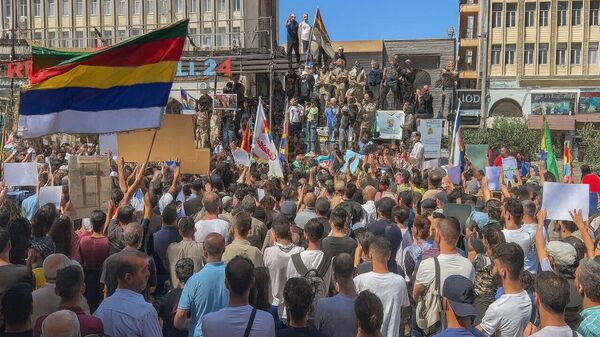 أهالي السويداء يخرجون بمظاهرة رفضا لإعلان خارطة الطريق التي أعلن عنها وزير الخارجية السوري، أسعد الشيباني. - سبوتنيك عربي