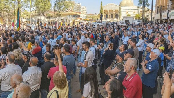 أهالي السويداء يخرجون بمظاهرة رفضا لإعلان خارطة الطريق التي أعلن عنها وزير الخارجية السوري، أسعد الشيباني. - سبوتنيك عربي