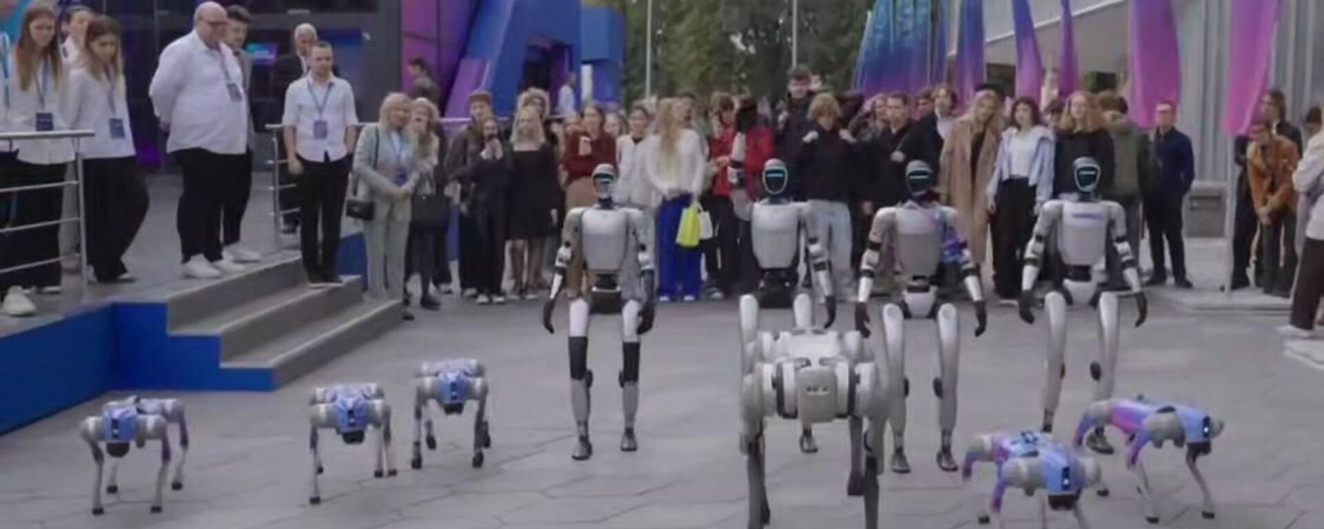 عرض للروبوتات في قلب موسكو ضمن منتدى بريكس - سبوتنيك عربي, 1920, 20.09.2025