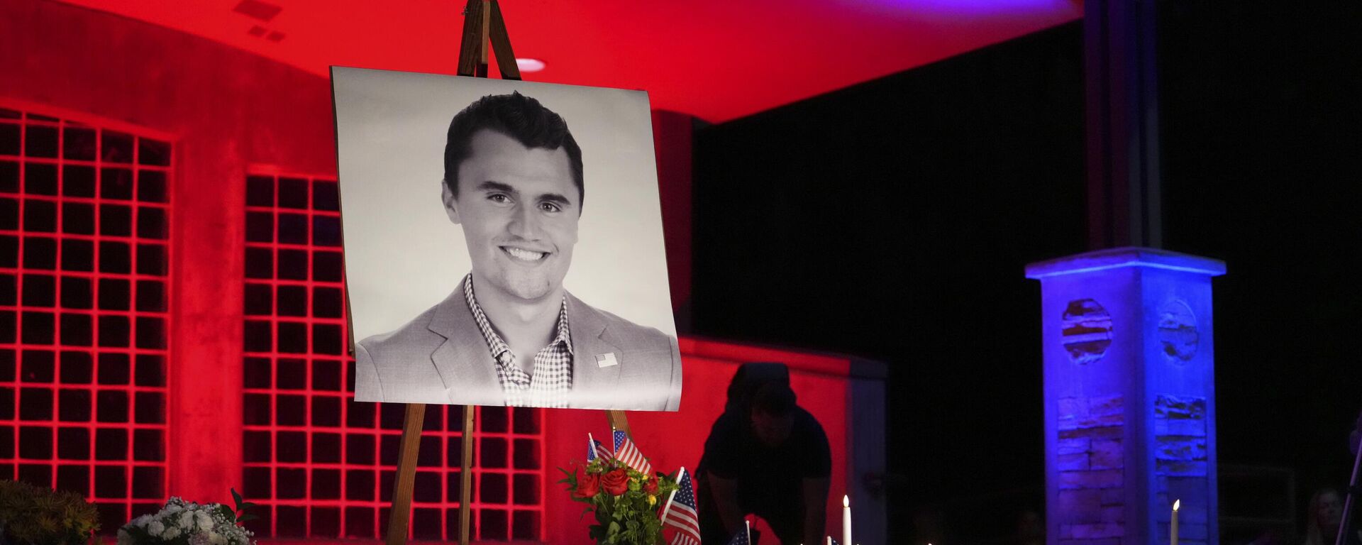 A photo of Charlie Kirk, the CEO and co-founder of Turning Point USA who was shot and killed, stands at his vigil - سبوتنيك عربي, 1920, 20.09.2025