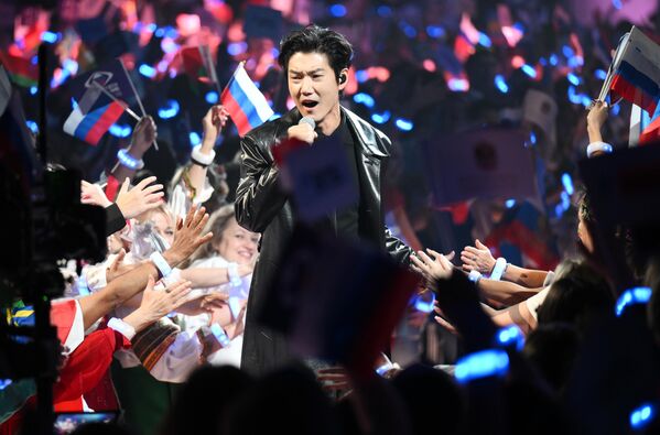 الفنان الصيني وانغ شي، خلال أدائه في مسابقة &quot;إنترفيجن&quot; الدولية، في موسكو - سبوتنيك عربي