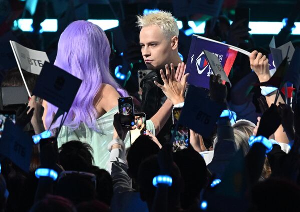 ممثل روسيا ياروسلاف درونوف (شامان)، خلال أدائه أغنية &quot;برياما فسيردتسيه&quot; - سبوتنيك عربي