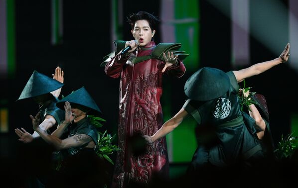 الفائز في مسابقة الموسيقى الدولية &quot;إنترفيجن&quot; في موسكو، خلال أدائه على مسرح &quot;لايف أرينا&quot; - سبوتنيك عربي