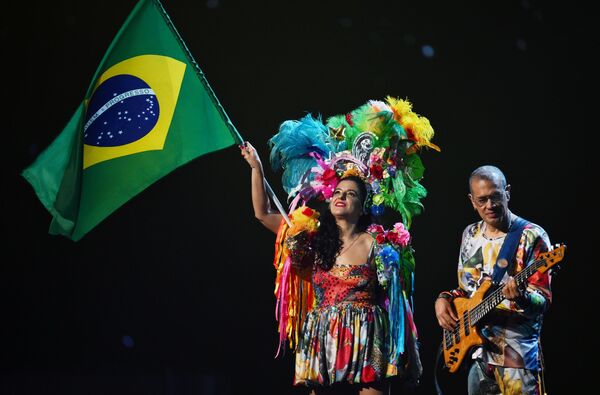 الثنائي تايس نادر، ولوتشيانو كالازانز (البرازيل)، يؤديان عرضا موسيقيا في المسابقة الموسيقية الدولية &quot;إنترفيجن&quot;، في موسكو - سبوتنيك عربي