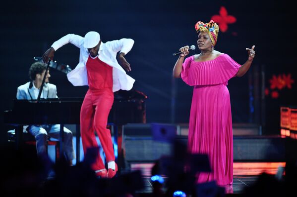 ممثلة كوبا زوليما إغليسياس سالازار، خلال تقديم عرضها، في المسابقة الموسيقية الدولية &quot;إنترفيجن&quot;، في موسكو - سبوتنيك عربي