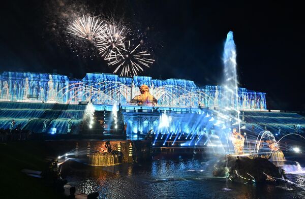 أجواء جميلة في مهرجان النوافير الخريفية في بيترهوف. - سبوتنيك عربي