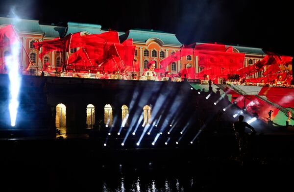 عرض فني كبير في مهرجان النوافير الخريفية في بيترهوف. - سبوتنيك عربي