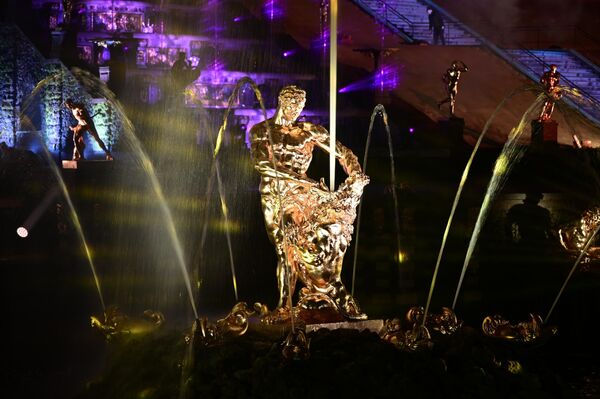 تمثال في حديقة متحف بيترهوف. - سبوتنيك عربي