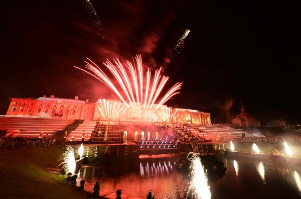 ألعاب نارية في حديقة متحف بيترهوف. - سبوتنيك عربي