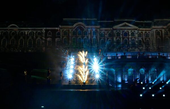 عروض فنية جميلة في حديقة متحف بيترهوف.  - سبوتنيك عربي