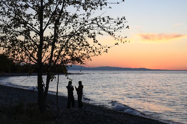 منظر لبحيرة "بايكال" بالقرب من قرية تانخوي في جمهورية بورياتيا الروسية - سبوتنيك عربي