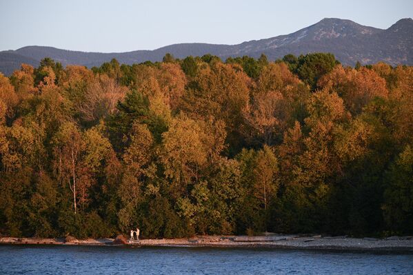 بحيرة "بايكال" في فصل الخريف - سبوتنيك عربي